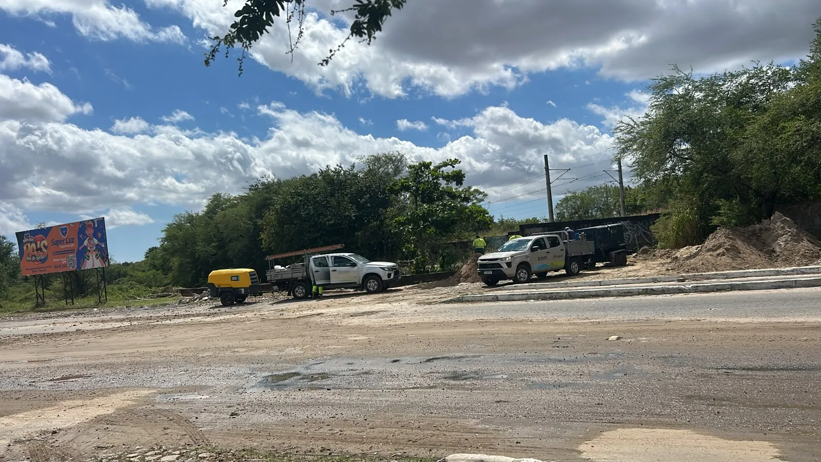 Veículos da Cagece em operação de reparo de adutora em Maracanaú.