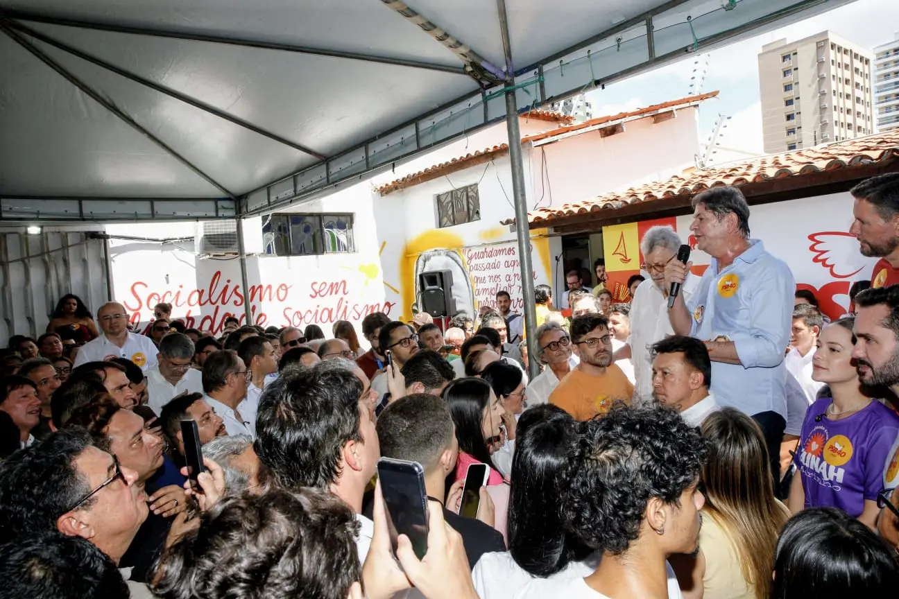 Cid Gomes discursa para filiados ao PSB.