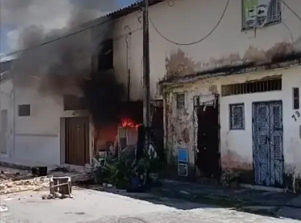 Imagem da notícia Incêndio com suspeita de explosão atinge residências e deixa uma pessoa ferida em Fortaleza