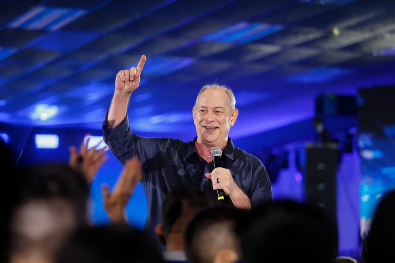 Ciro Gomes é o cabeça de chapa do PSDB. Ele terá como candidato a vice-governador o ex-prefeito Roberto Cláudio.