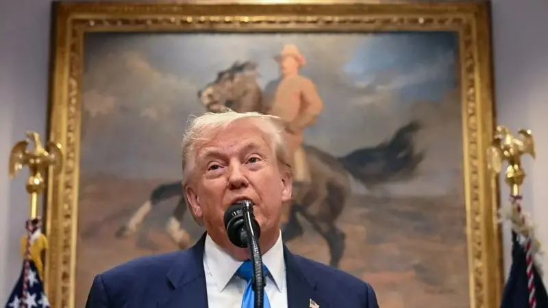 Imagem da notícia Trump suspende ataques ao Irã após pedido para fechar acordo