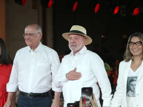 Imagem da notícia: Lula oficializa candidatura pela reeleição à Presidência em convenção do PT