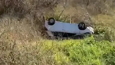 Imagem da notícia Carro capota na BR-222, em Sobral, e motorista fica ferido