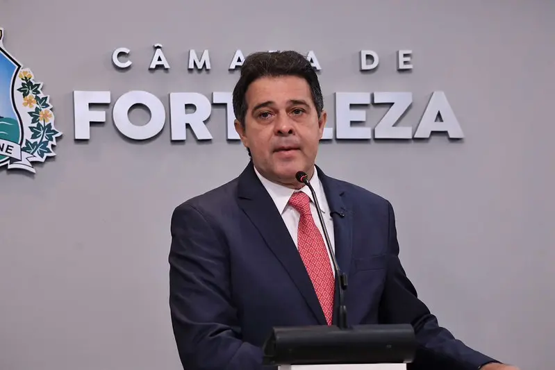 Imagem da notícia Evandro promete PCCs de três categorias e concurso após eleições, em discurso na Câmara de Fortaleza