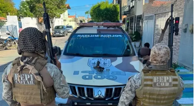Imagem da notícia De dentro de embarcação, chefe do CV em Fortim troca tiros com a polícia e acaba morto