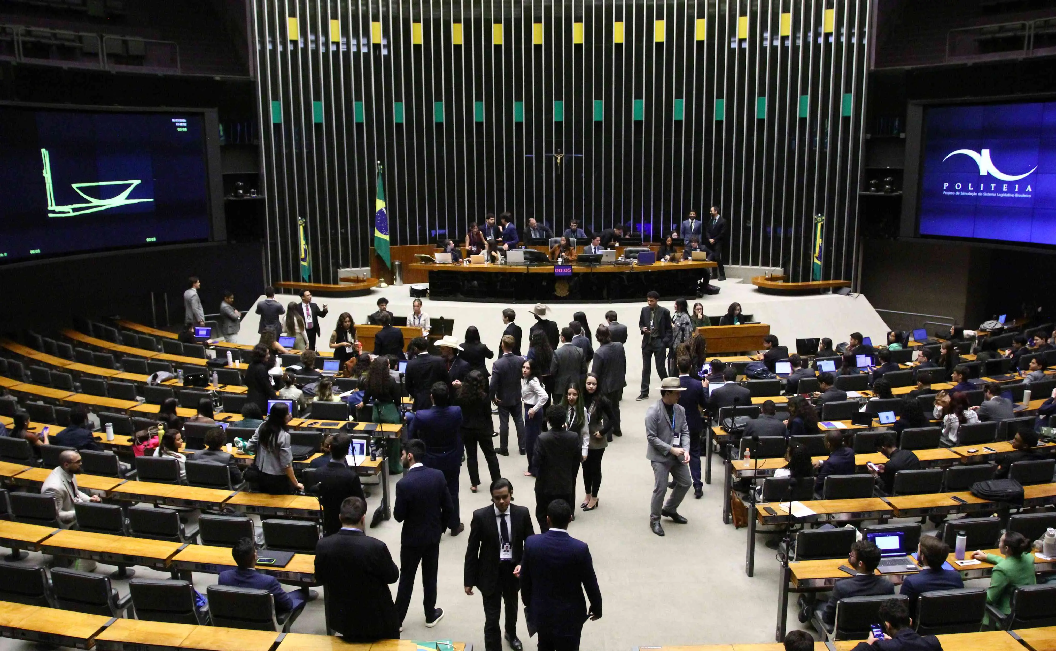 Imagem da notícia Congresso retorna do recesso com 97 vetos presidenciais e pautas de campanha pendentes 