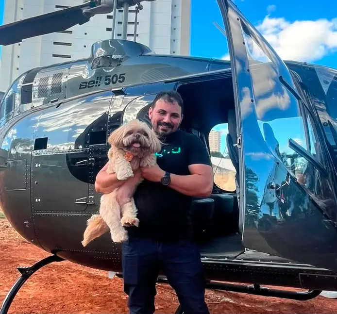 Imagem da notícia Cão foge, vira atração em festa e posa em helicóptero antes de voltar para casa no CE