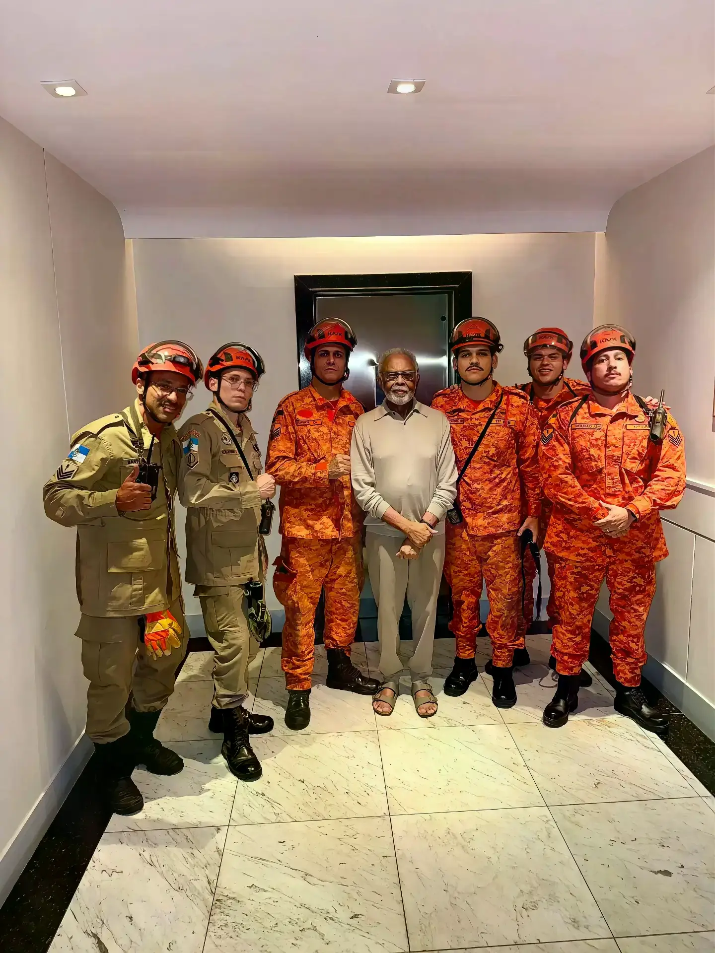 Imagem da notícia Gilberto Gil fica preso em elevador e é resgatado por bombeiros no RJ