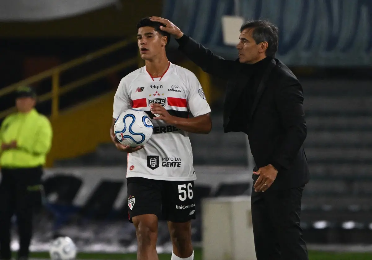 Imagem da notícia Jogador do São Paulo é preso após atropelar e matar idoso em Barueri