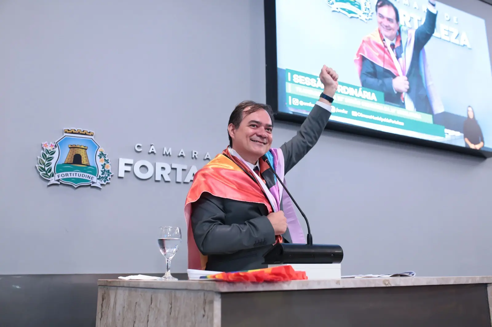 Foto de Ailton Lopes tomando posse na Câmara de Fortaleza.