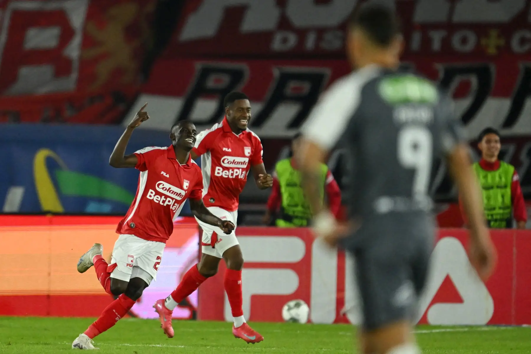 Imagem da notícia Ceará acerta contratação do volante colombiano Ewil Murillo para a sequência da Série B