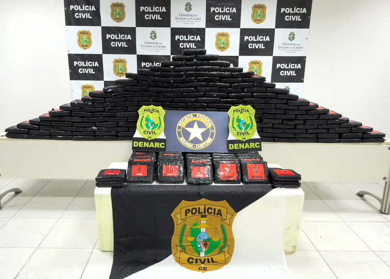 Imagem da notícia Mais de 200 kg de maconha são apreendidos em potes de açaí no bairro Jangurussu, em Fortaleza