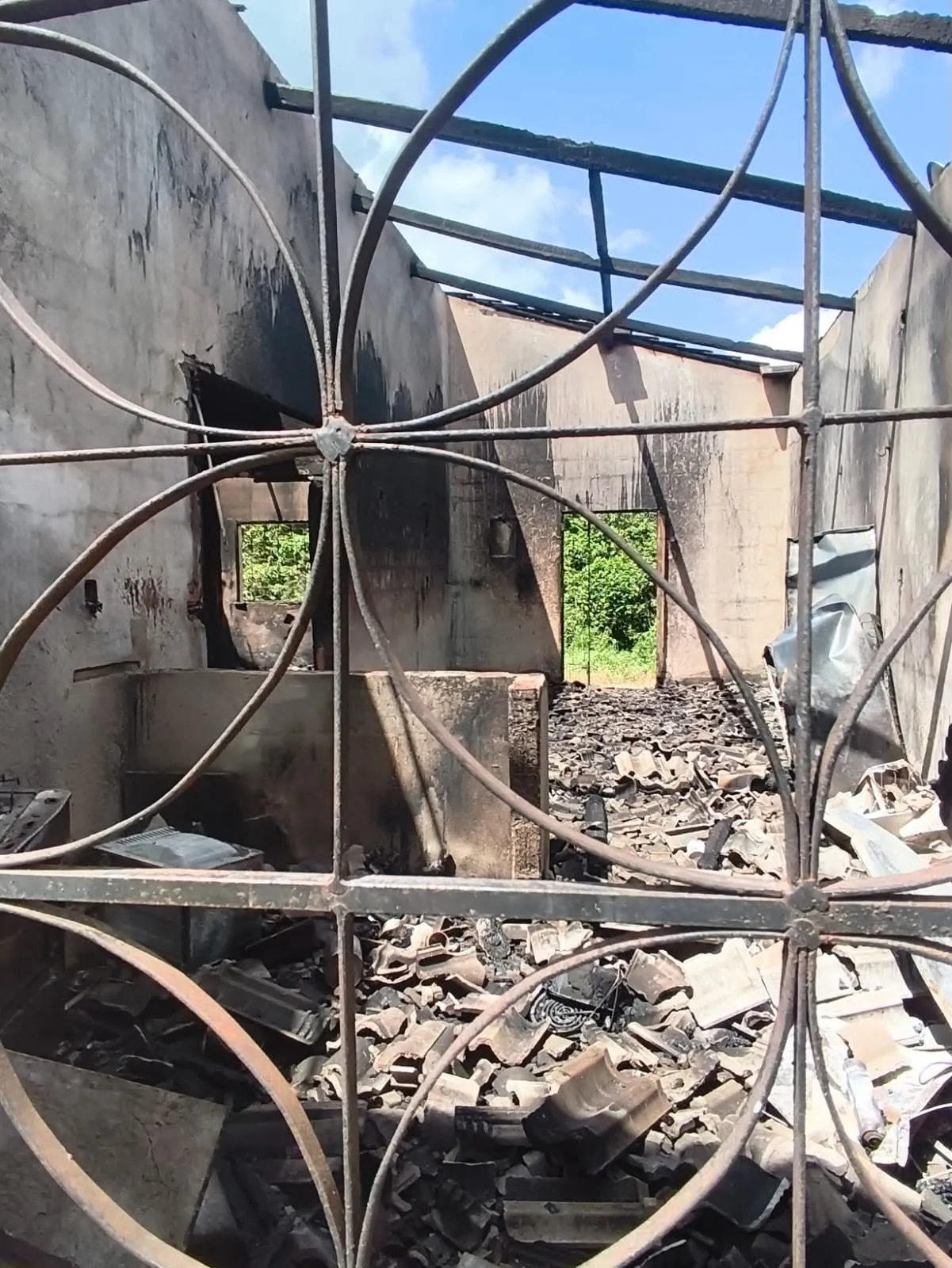 Incêndio destrói casa na Região Metropolitana de Fortaleza.