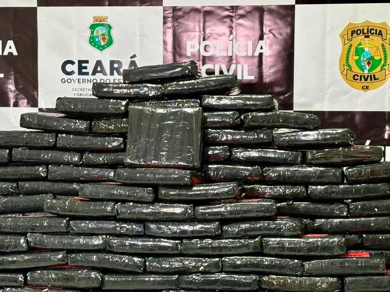 Foram apreendidos 264 quilos de maconha do tipo skunk nos potes de açaí.
