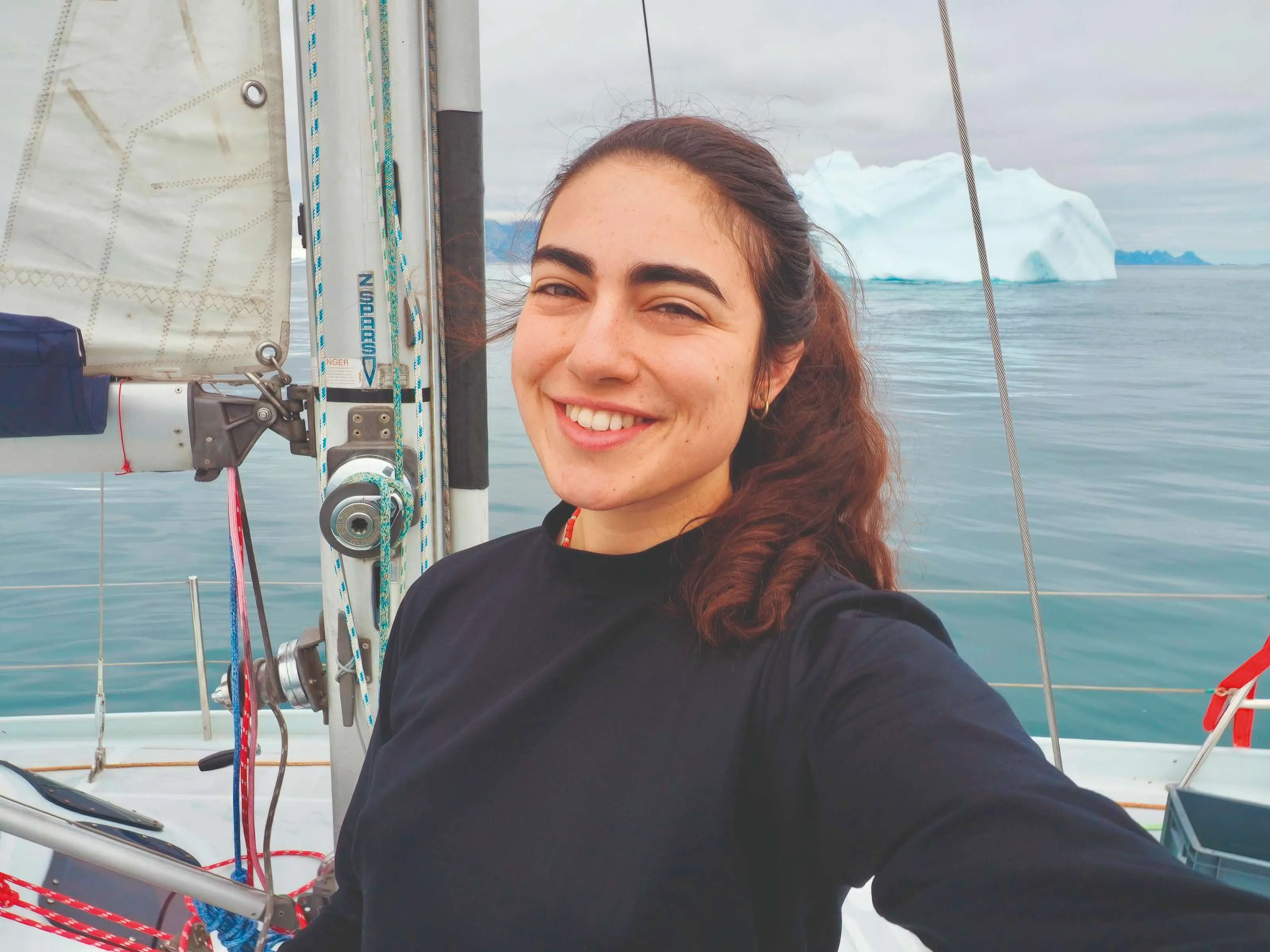 Imagem da notícia Navegadora brasileira passa oito meses isolada em veleiro preso no Ártico e narra aventura em livro