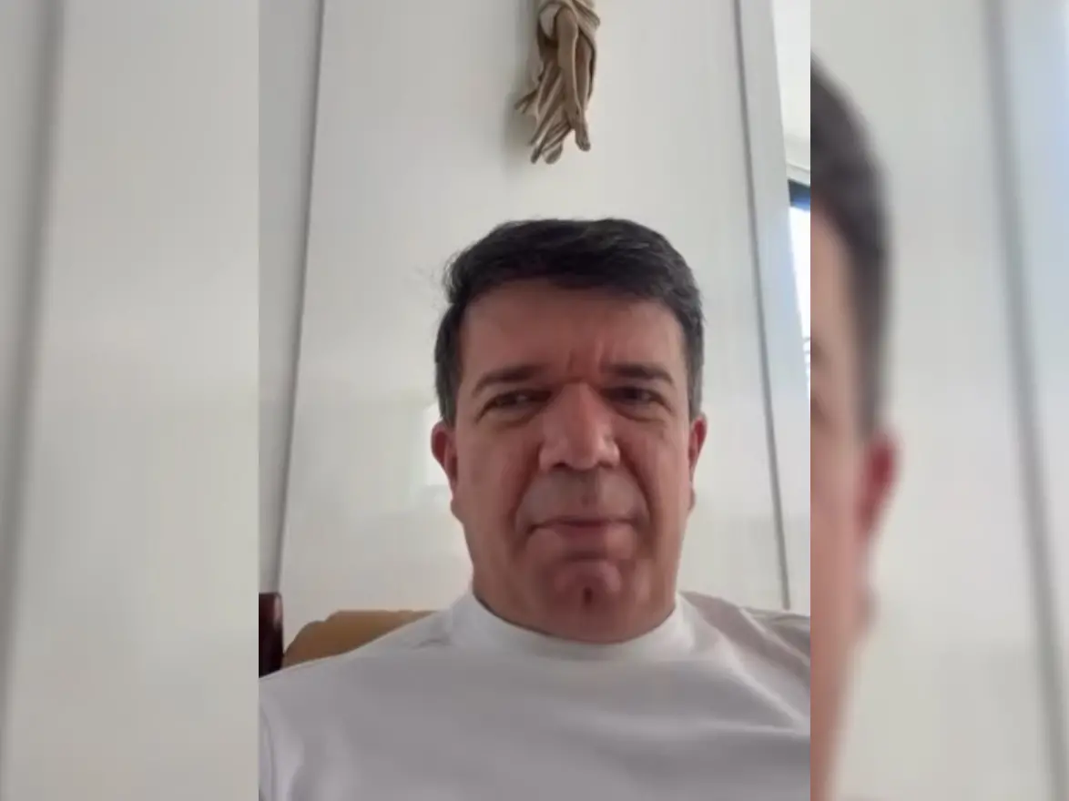 Imagem da notícia Motociclista bate contra carro que levava Waldonys após avançar sinal vermelho em Fortaleza
