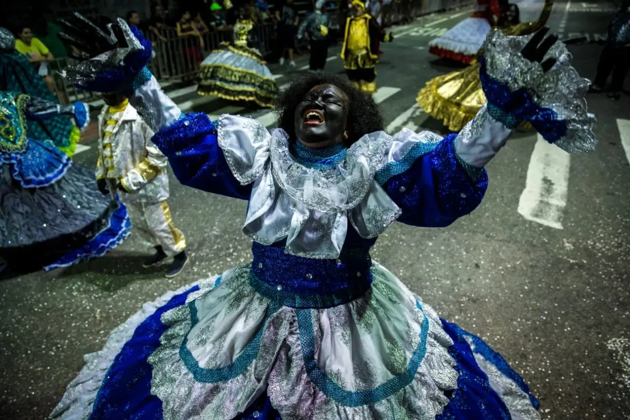 Desfiles ocorrem nos quatro dias do Carnaval.
