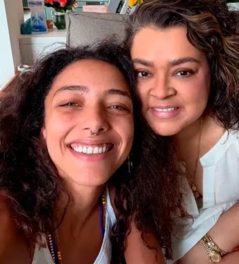 Alice Carvalho e Preta Gil se relacionaram amorosamente.