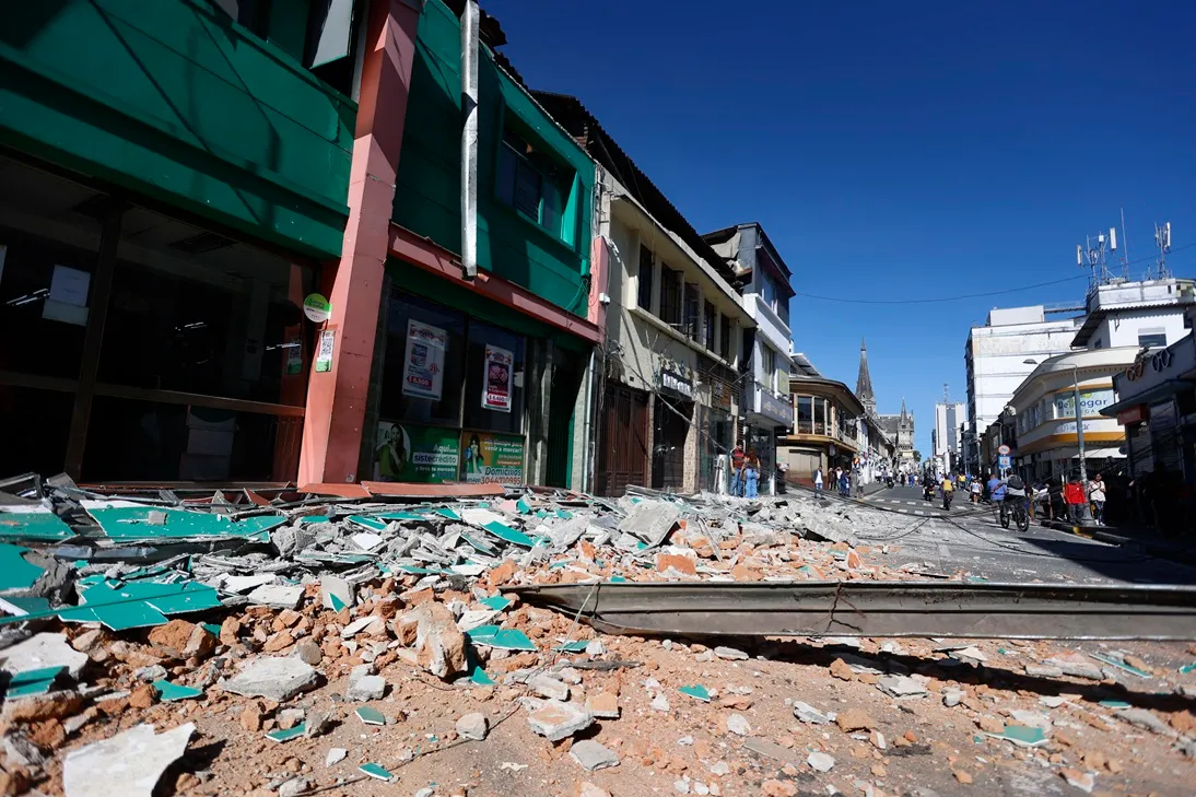 Escombros na cidade de Manizales após um terremoto atingir a Colômbia, nesta segunda-feira (10).