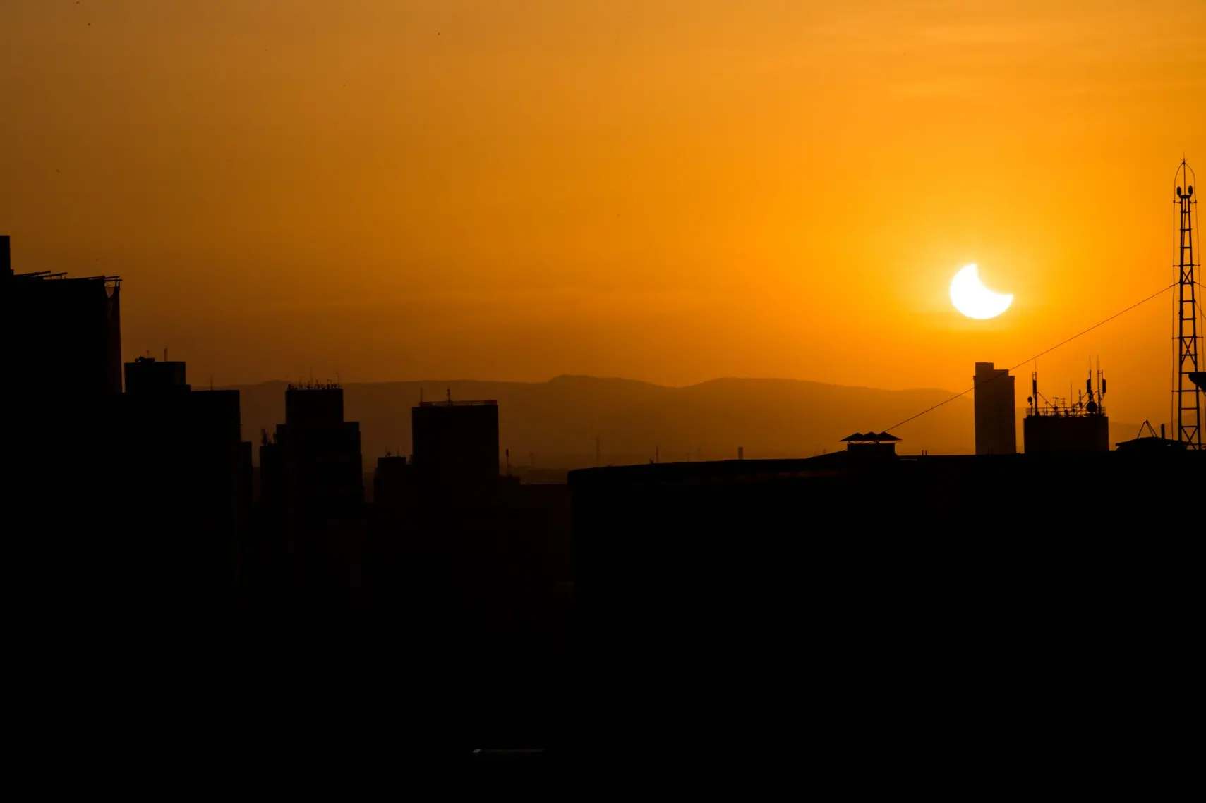 Imagem da notícia Eclipse solar total nessa quarta (12) cruza Europa e Atlântico Norte, mas Ceará fica de fora