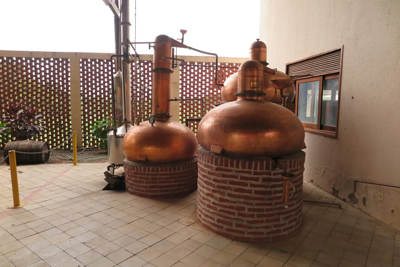 Produção de cachaça é feita normalmente em alambiques de cobre.