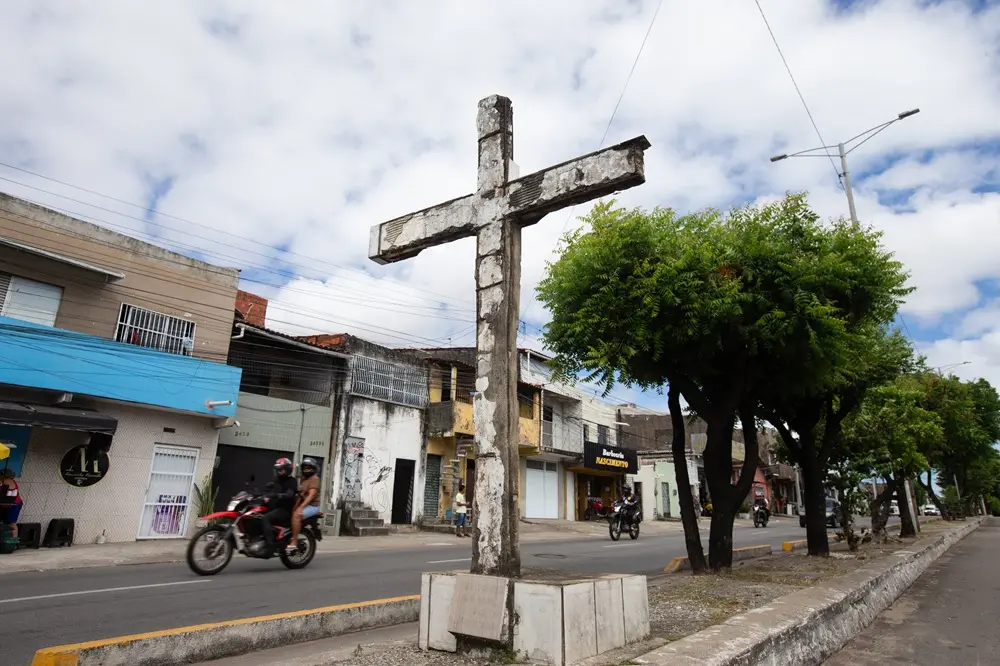 Imagem da notícia Qual é a história da 'Cruz das Almas' que marca a Av. Leste-Oeste desde 1990?