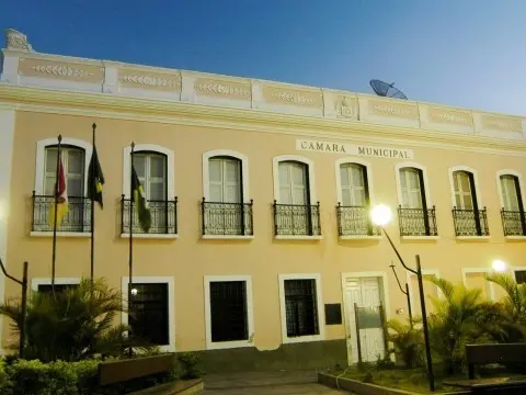 Imagem da notícia: Câmara de Sobral cancela sessão plenária após três vereadores serem presos em operação policial