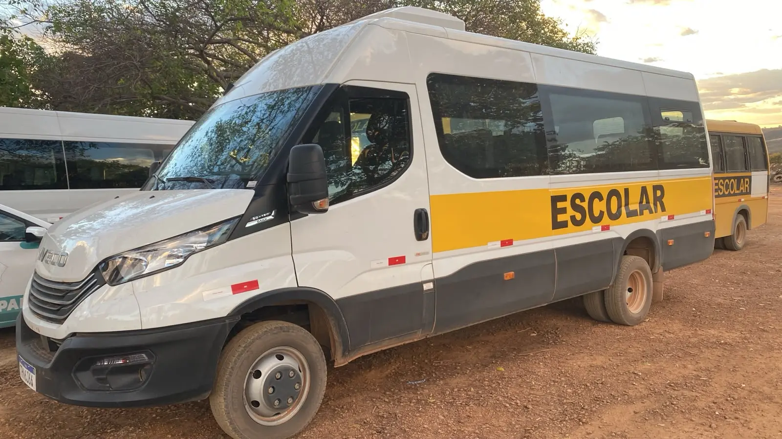 Imagem da notícia Monitor é demitido após esquecer criança de 4 anos dentro de van escolar em Altaneira