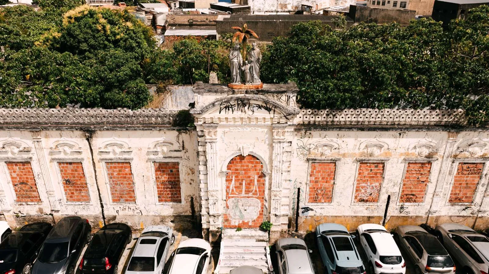 Entrada principal e janelas foram fechadas com tijolos.