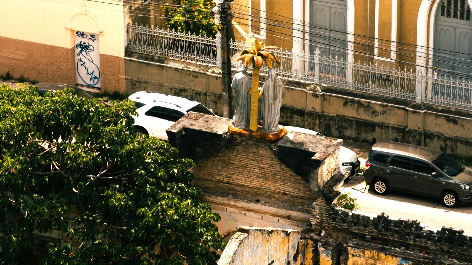 Imagem da notícia Escultura de Jesus, Maria e José corre risco de desabar em Fortaleza