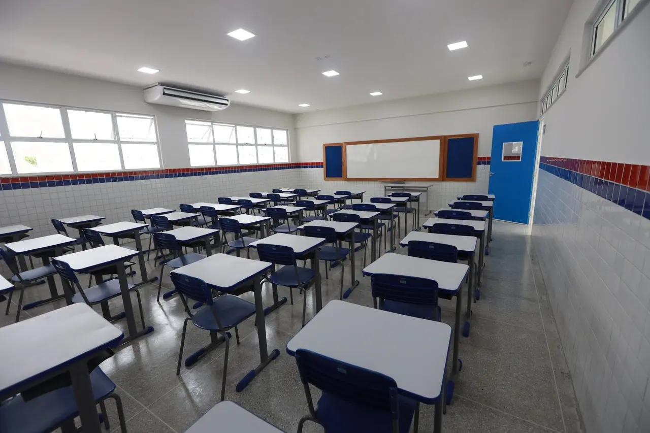 Imagem da notícia Professor do Paraná é investigado por exigir foto de adolescente nua: 'você quer reprovar?'