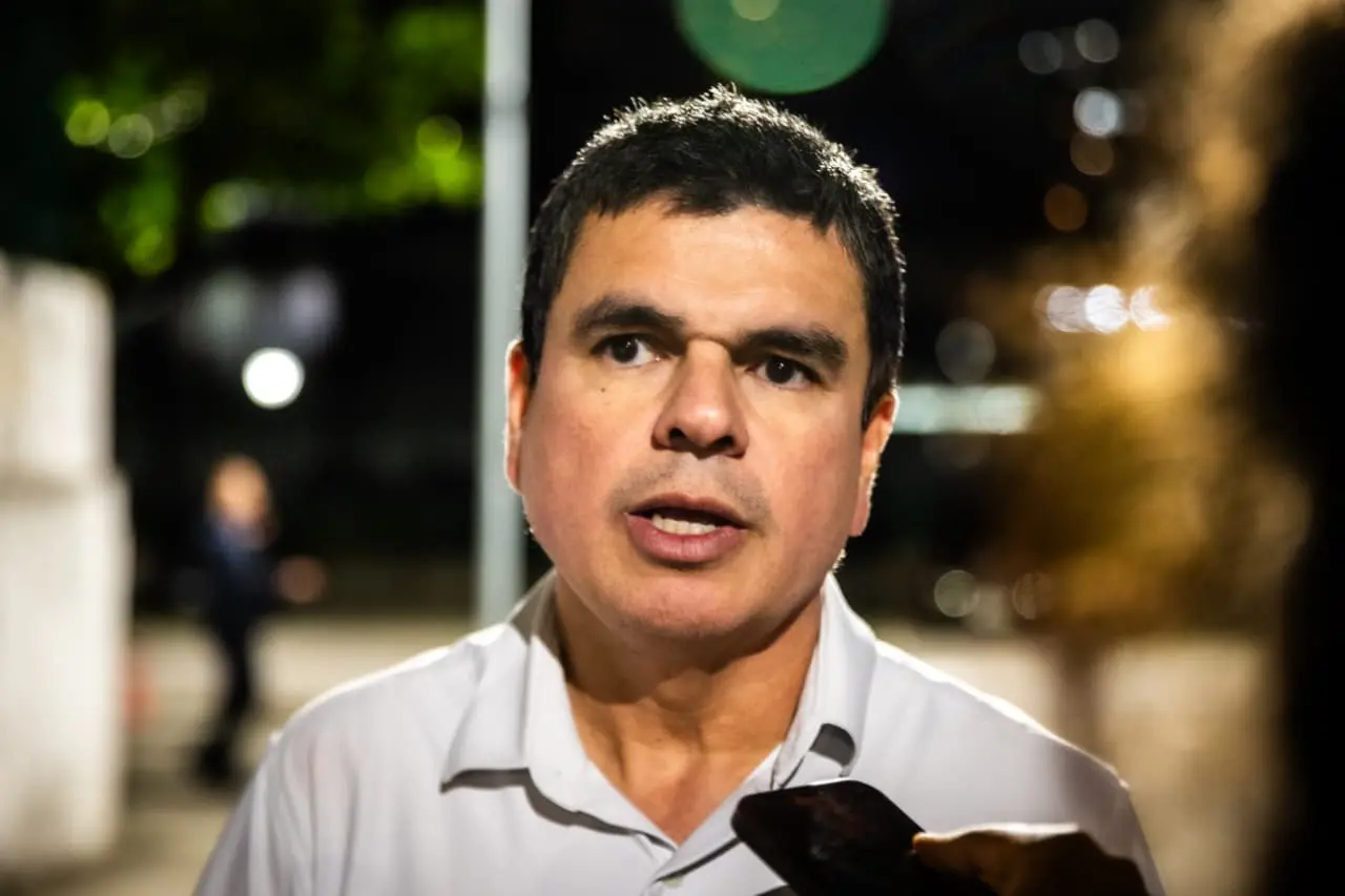 Imagem da notícia Justiça Eleitoral multa Chagas Vieira em R$ 30 mil por uso de IA em postagens contra Ciro Gomes