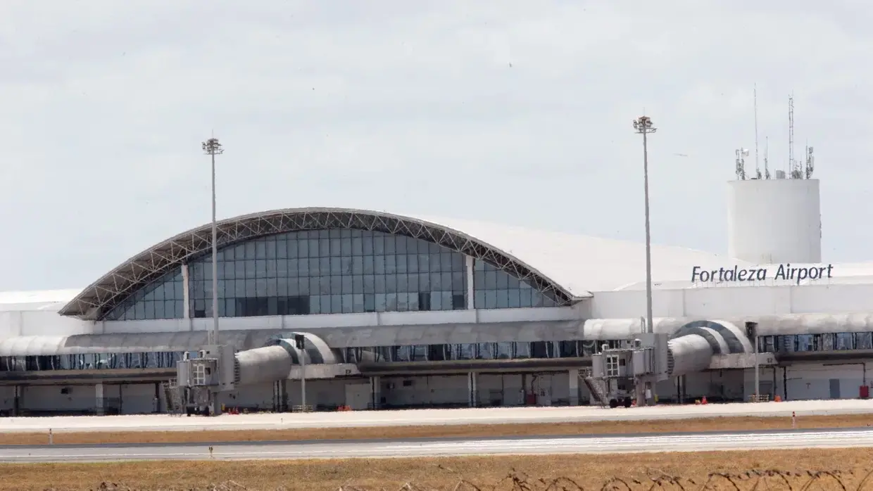 Imagem da notícia Auditor da Receita é denunciado por facilitar importações ilegais no Aeroporto de Fortaleza