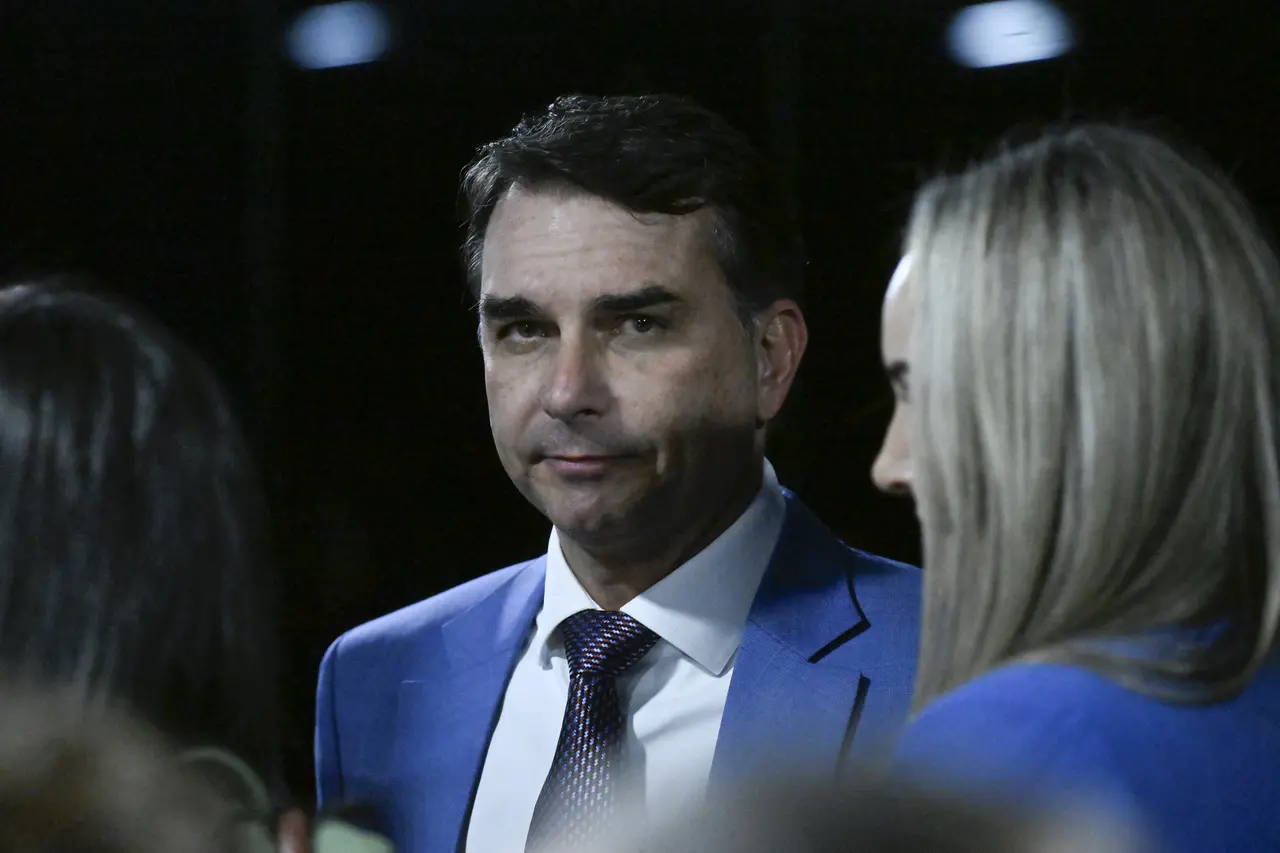 Imagem da notícia Flávio Bolsonaro aparece filiado ao Missão e não consegue registrar candidatura pelo PL