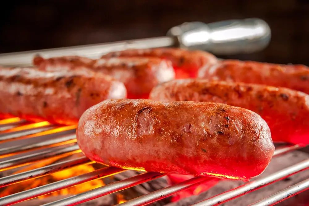 Imagem da notícia Cearense encontra vidro em linguiça e ganha na Justiça indenização de R$ 5 mil