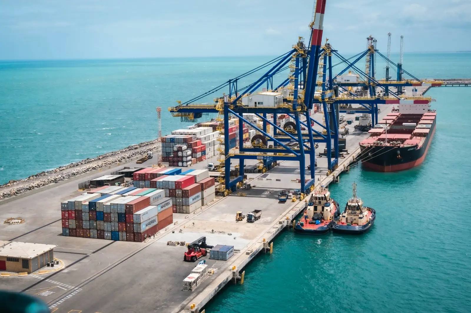 Imagem da notícia Como funciona a 'tomada gigante' para navios do Porto do Pecém