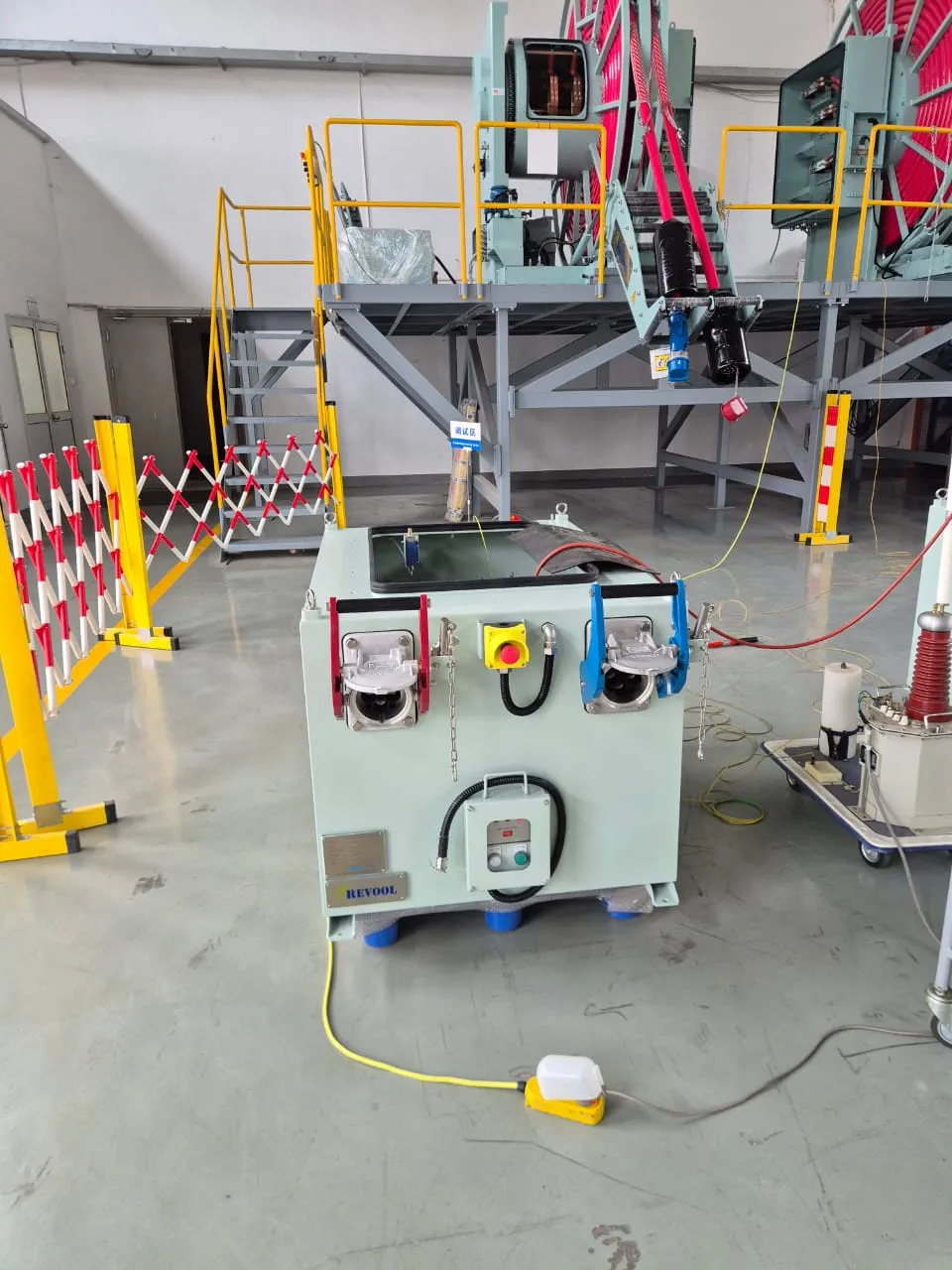 Três equipamentos como este estão sendo instalados e posicionados ao longo dos berços para viabilizar a conexão dos cabos do navio em qualquer posição. Os locais vermelho e azul são os pontos de conexão dos cabos de energia.