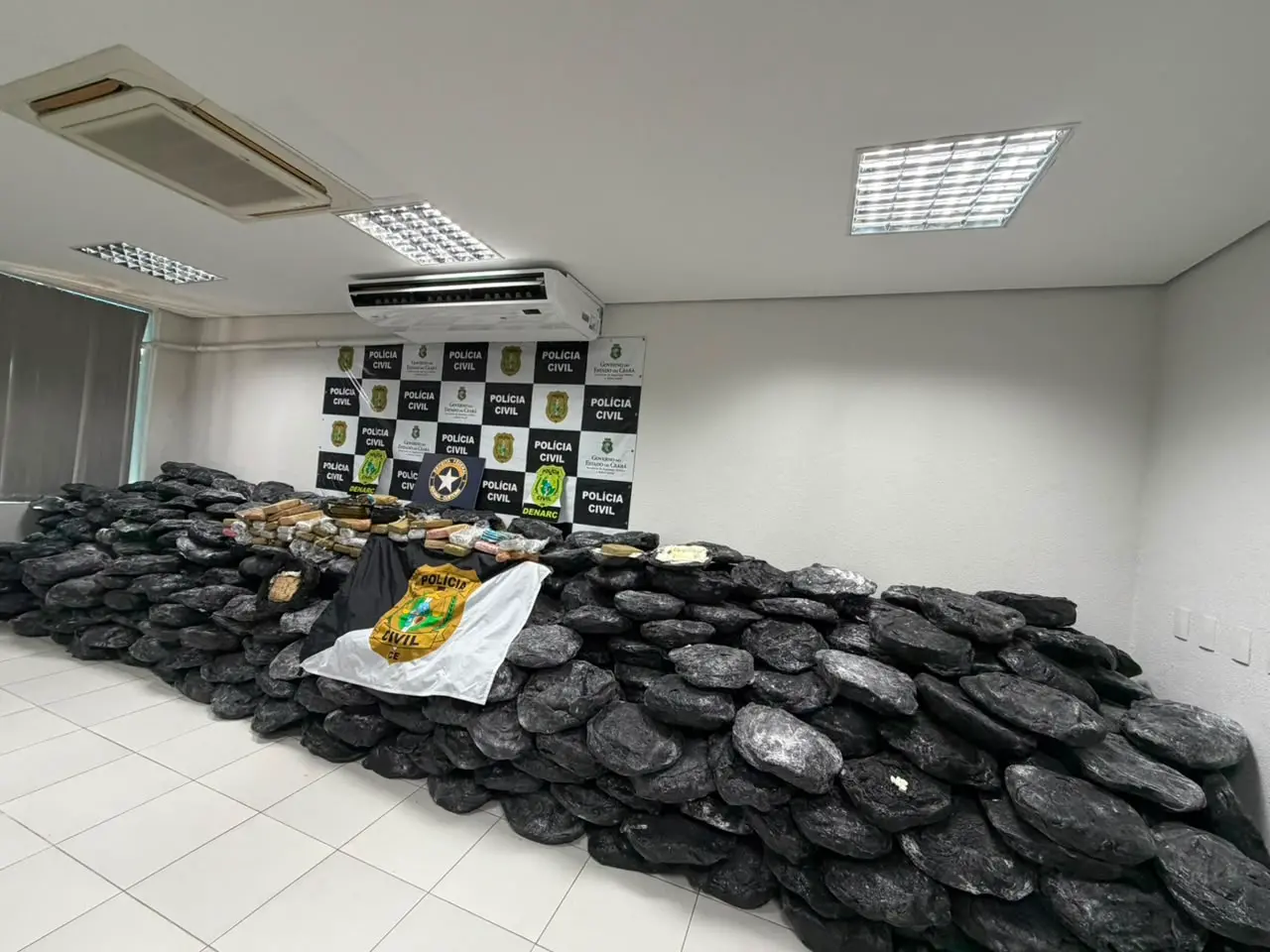 Imagem da notícia Carga de skunk apreendida em Fortaleza veio de Manaus, pertence ao CV e é avaliada em R$ 8 milhões