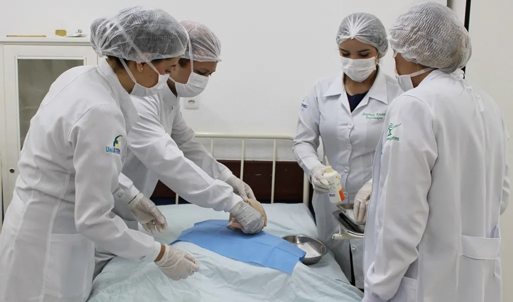Quando o acadêmico faz o estágio na Rede Sesa-CE, ele pratica em um ambiente de aprendizagem completo e alinhado às DCNs.