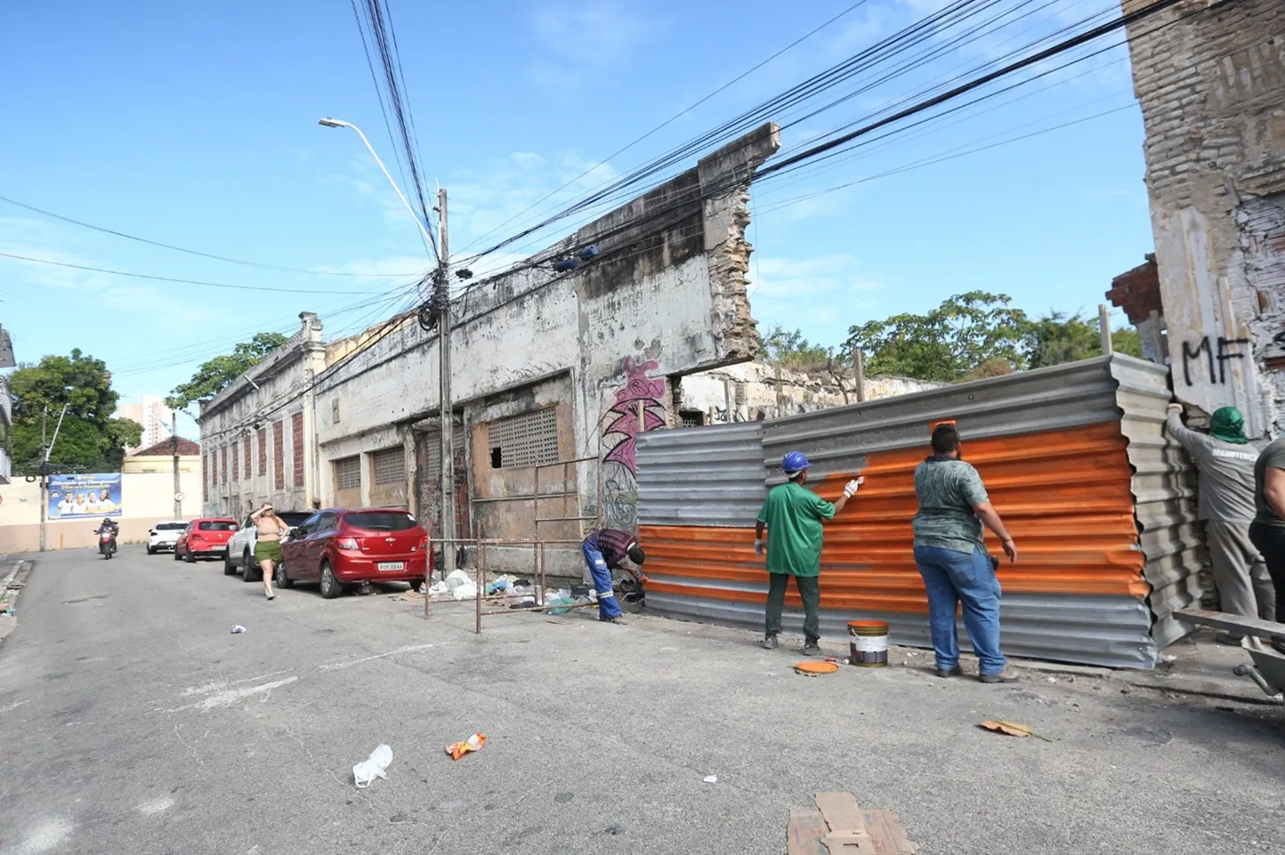 Tapumes foram colocados em área onde muro da antiga escola caiu.