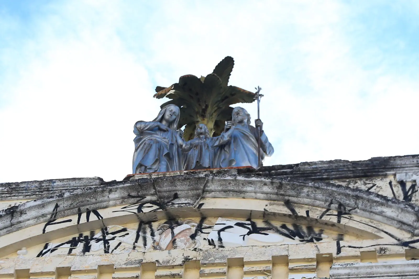 Imagem da notícia Estátua de Jesus, Maria e José será removida e prédio centenário recebe ação de emergência
