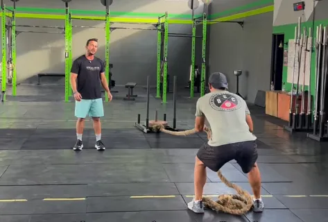 As academias contam com treinadores, que acompanham os treinamentos dos praticantes