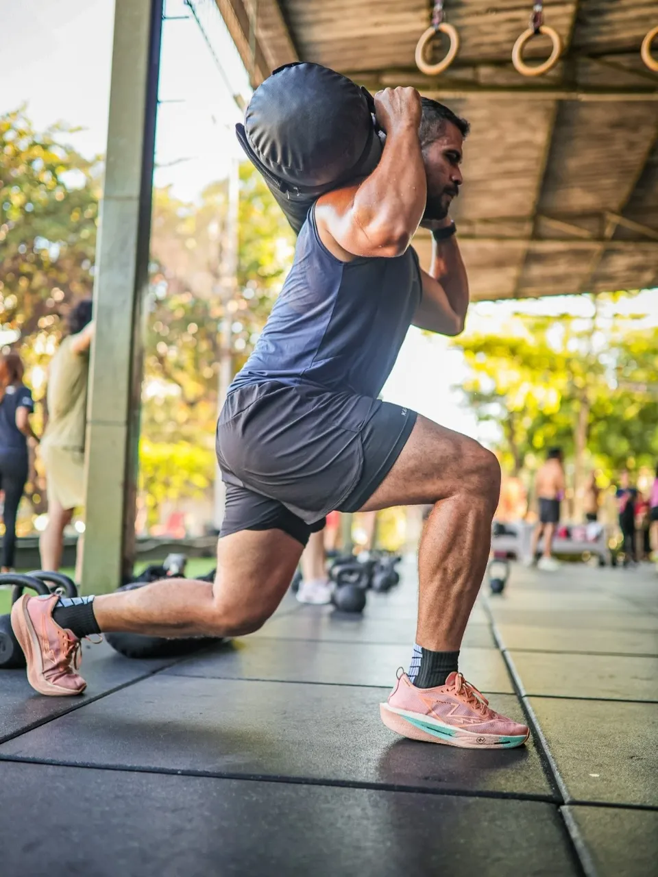 O treino de Hyrox é focado em resistência cardiovascular e força muscular, projetado para que qualquer pessoa consiga praticar, desde iniciantes até atletas de elite