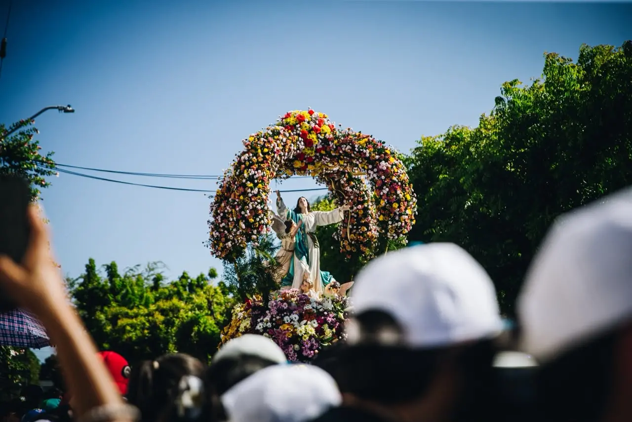 Imagem da notícia Caminhada com Maria reúne multidão de fiéis e percorre 11 km em Fortaleza; veja imagens