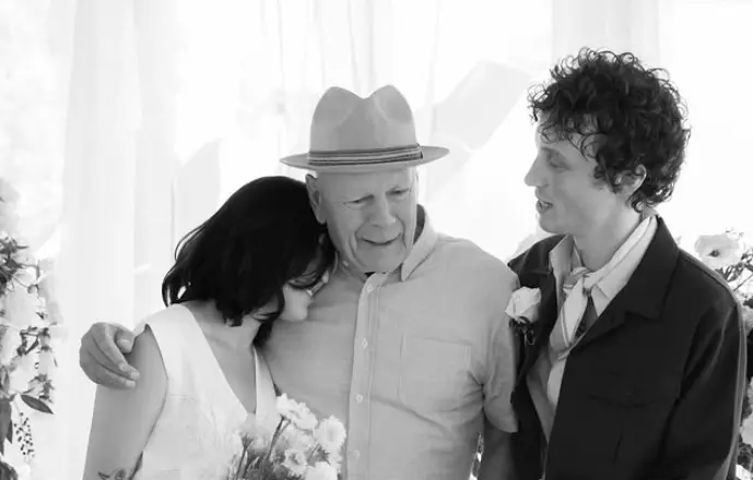 Imagem da notícia Após diagnóstico de demência, Bruce Willis aparece em foto rara no casamento da filha