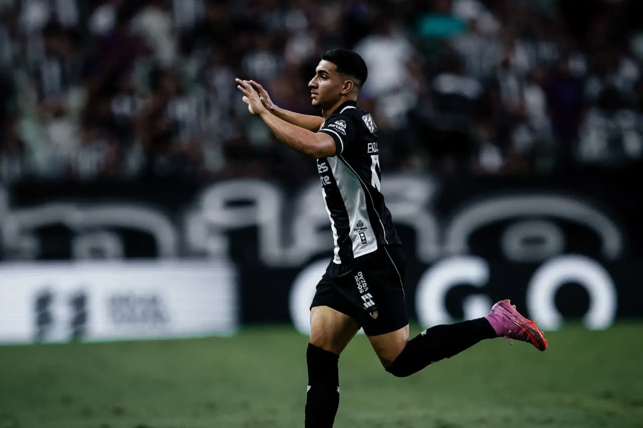 Imagem da notícia Enzo Lodovico deixa do jogo de ambulância, mas está clinicamente bem, segundo boletim do Ceará