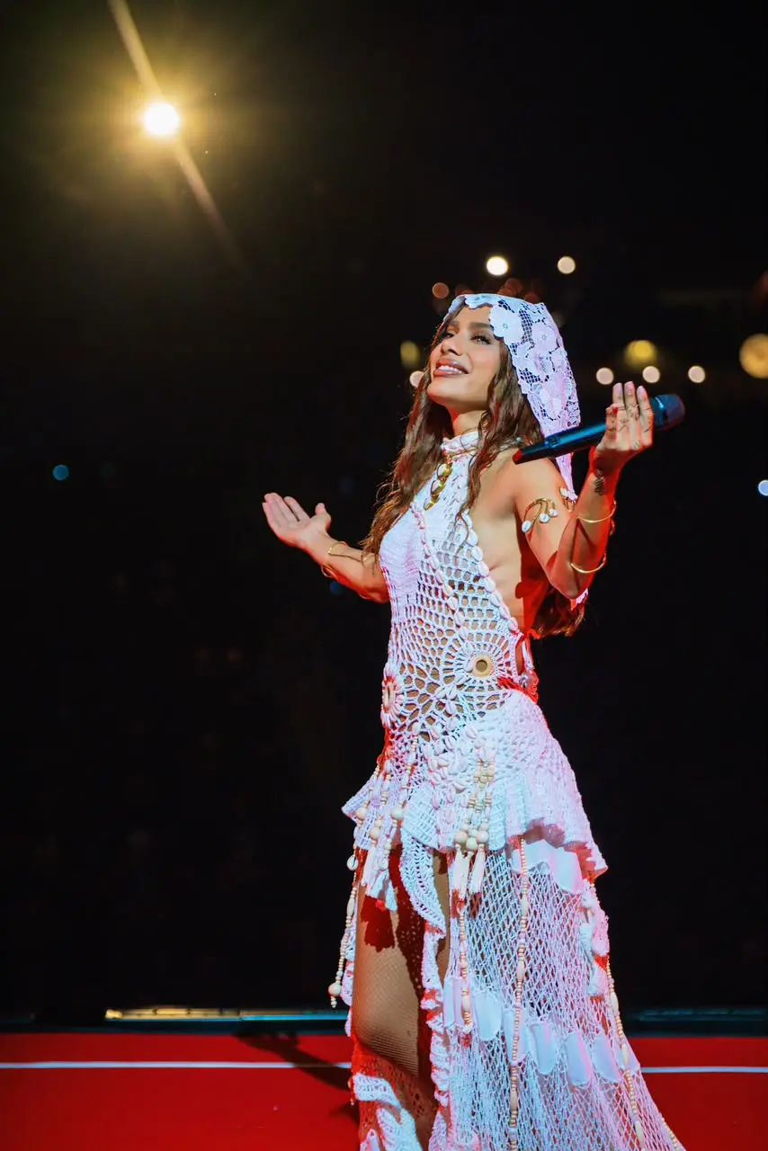 Durante a turnê, Anitta tem privilegiado figurinos artesanais de marcas brasileiras.