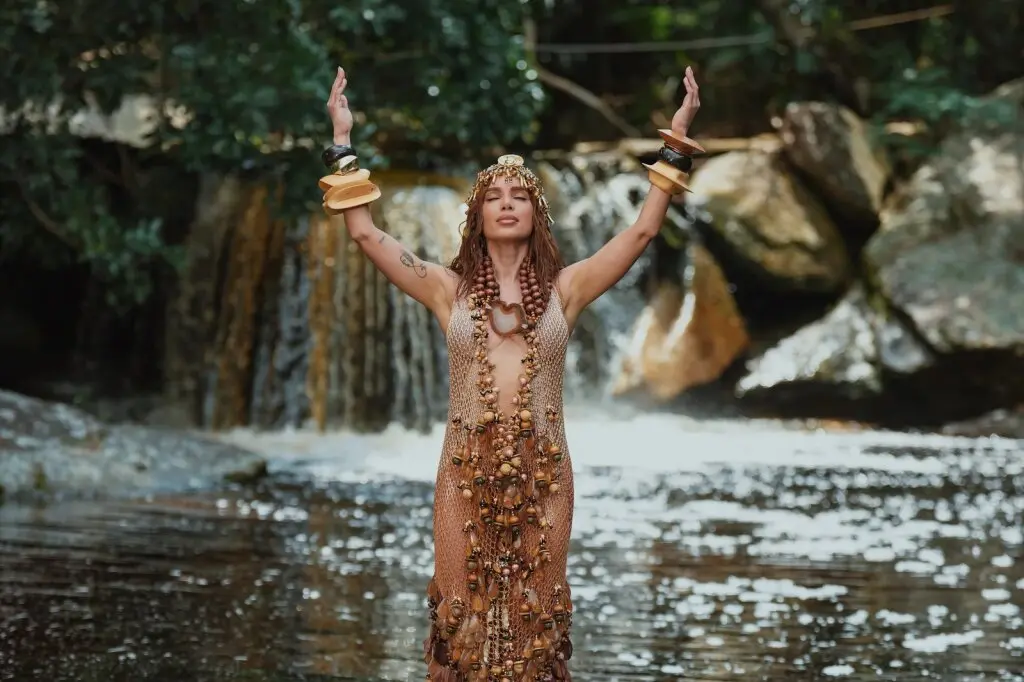 Anitta aborda elementos da cultura e das religiões afro-brasileiras em 'Equilibrivm'.