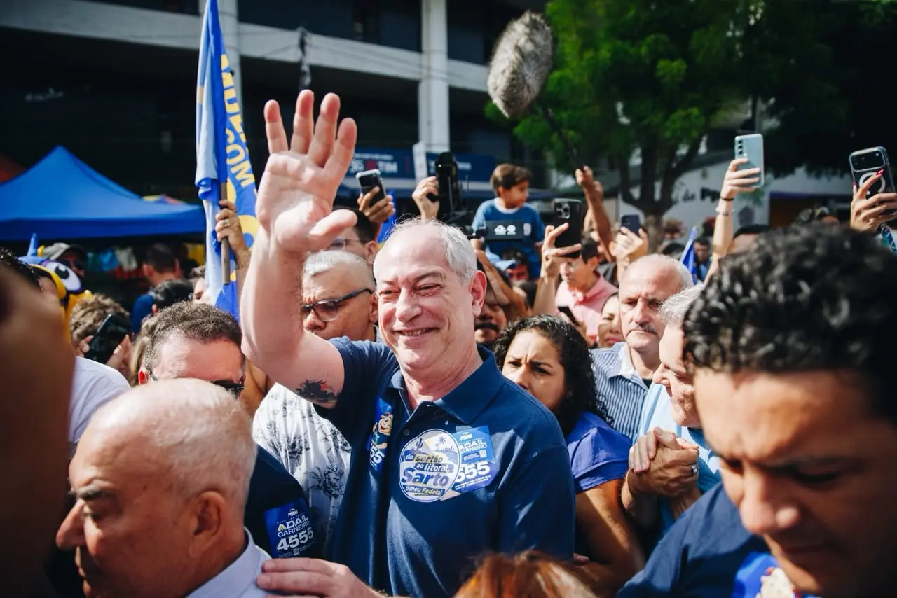 Imagem da notícia Ciro estreia campanha no Mercado Central, fala sobre gestão da saúde e evita disputa Lula x Flávio