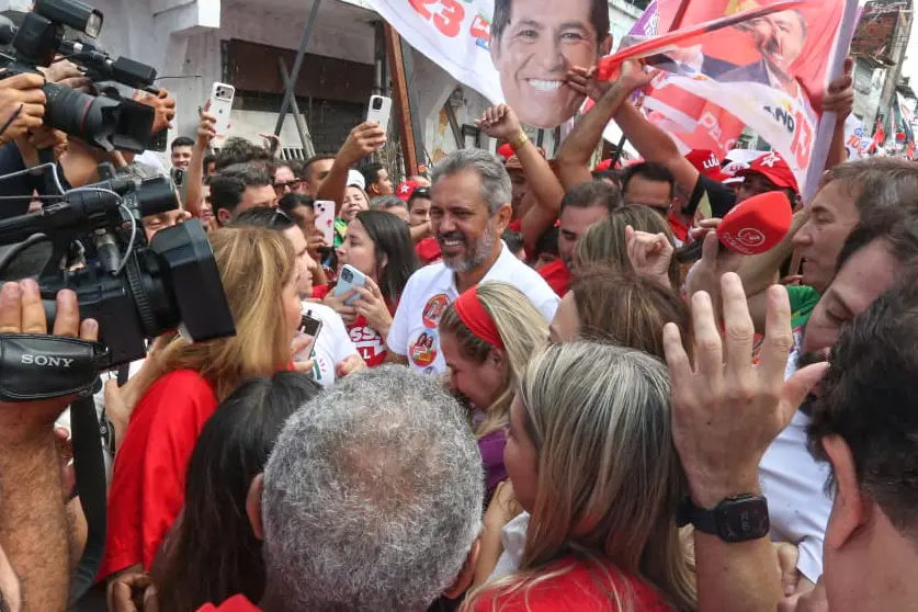 Imagem da notícia Elmano começa campanha no Pirambu, em primeiro ato com Cid e Luizianne, e ressalta gestão da saúde